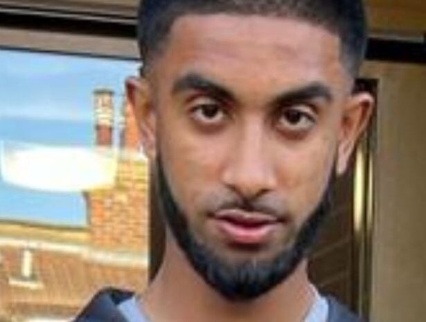 Teenager dies after being stabbed in broad daylight
