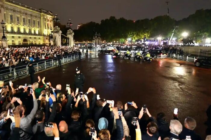 QUEEN’S COFFIN ARRIVES AT BUCKINGHAM PALACE