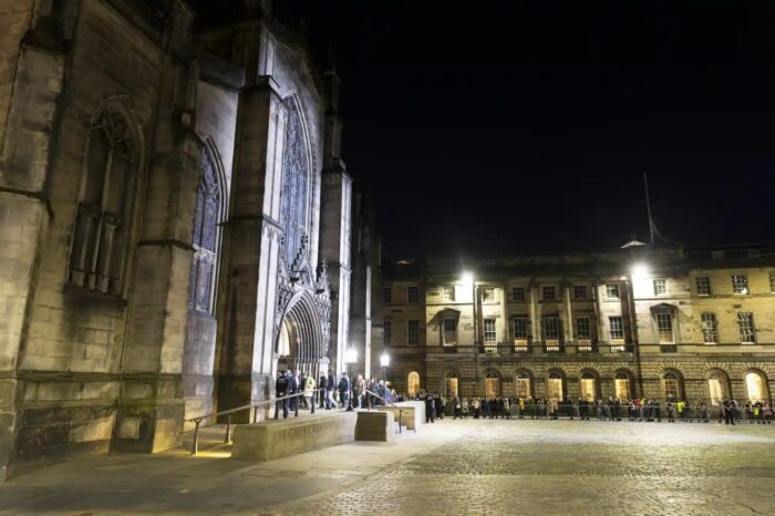 PEOPLE OF SCOTLAND PAY RESPECT TO THE QUEEN