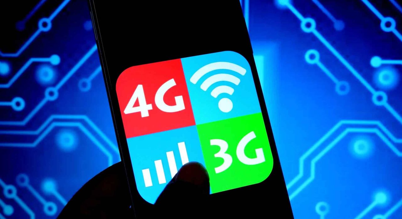 INDIA - 2022/01/24: In this photo illustration a 4G and 3G Signal logo seen displayed on a smartphone. (Photo Illustration by Avishek Das/SOPA Images/LightRocket via Getty Images)