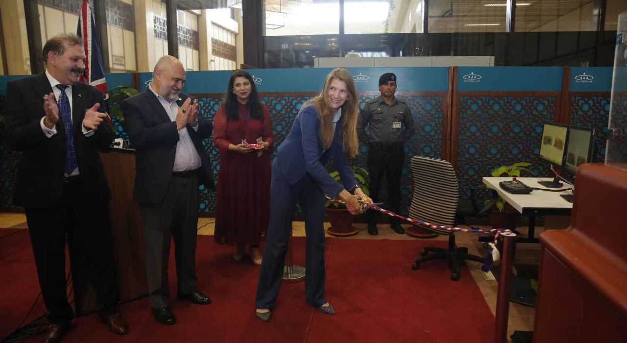 1 A British High Commissioner gifts state-of-the-art airport security scanners to Pakistan