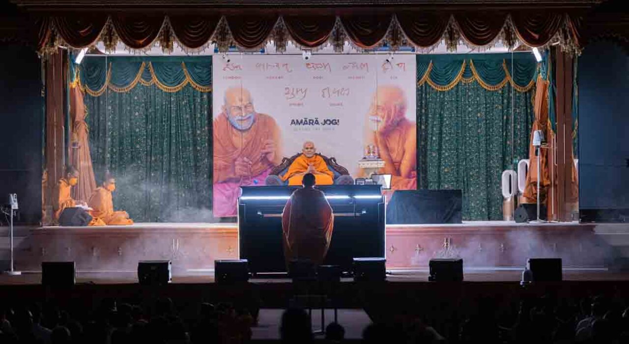 1 A Devotees celebrate Yogi Jayanti in the presence of Mahant Swami Maharaj in London