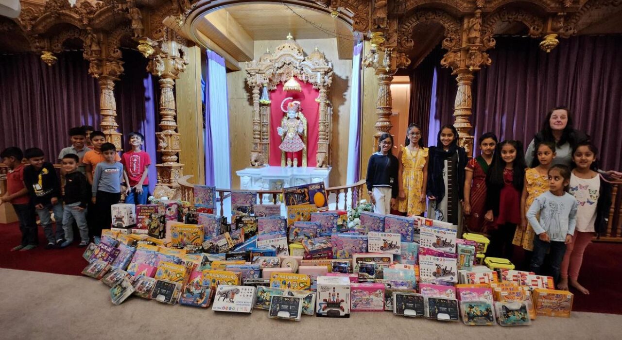 1 A Devotees of Oldham Hindu temple donate Christmas presents for underprivileged children