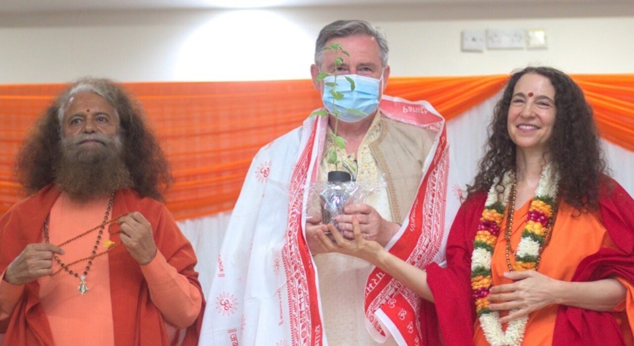 1 A India’s spiritual gurus address hundreds at London event