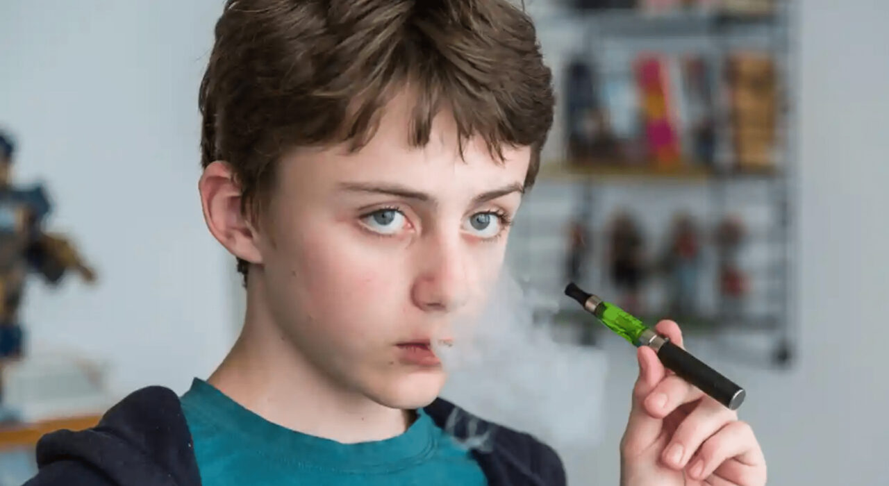 1 A PM Rishi Sunak “deeply concerned” over the rising use of vapes among children, bans sale of free samples -min