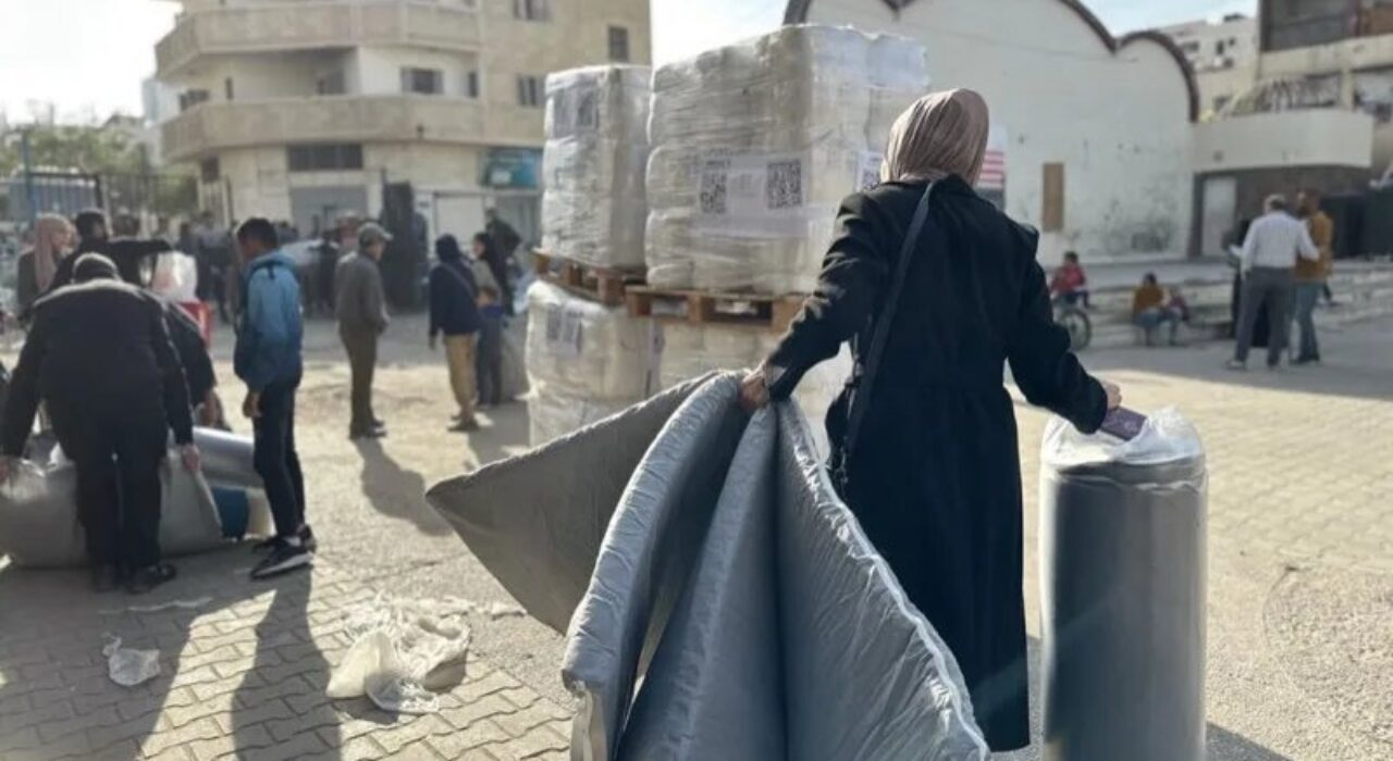 1A. gaza_woman_aid