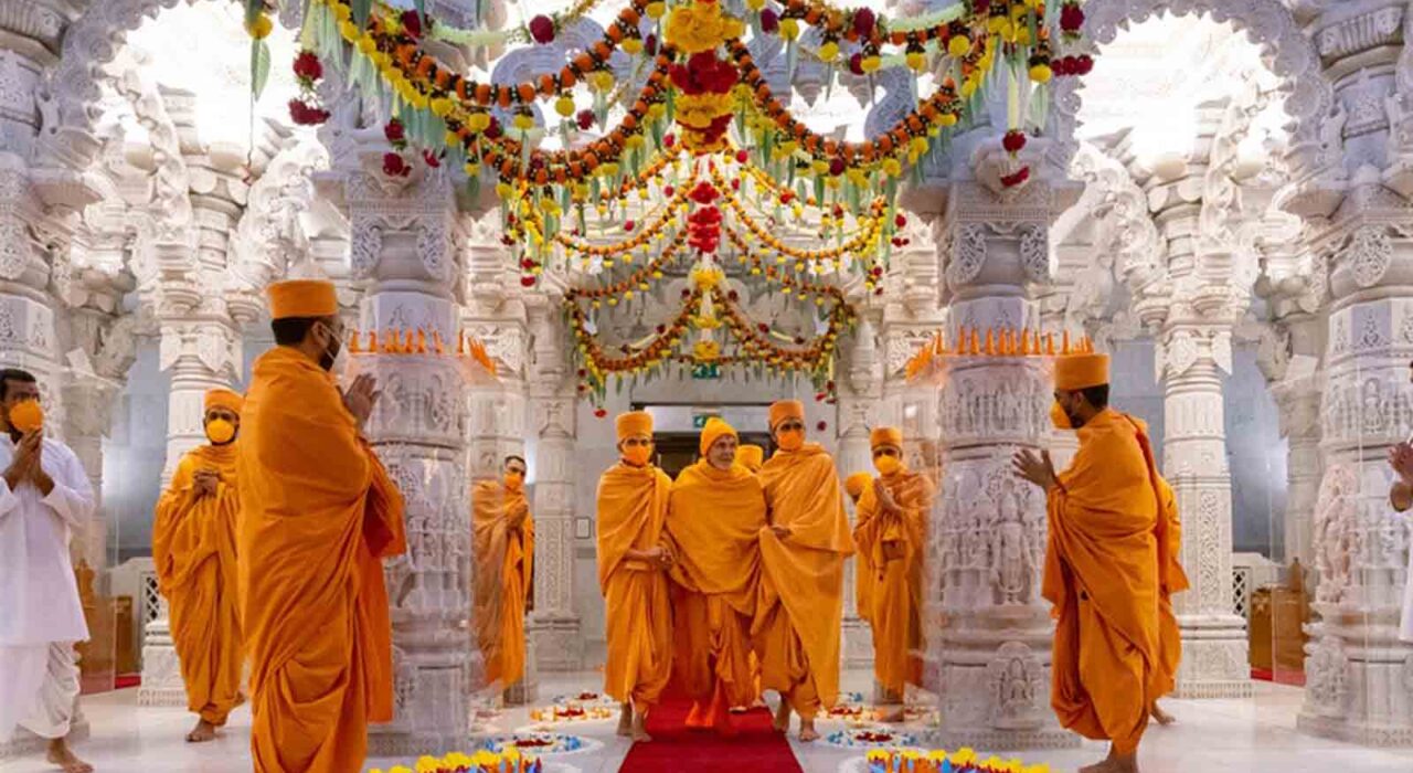 2 A Mahant Swami Maharaj commences trip with a warm welcome at BAPS Shri Swaminarayan Mandir, London