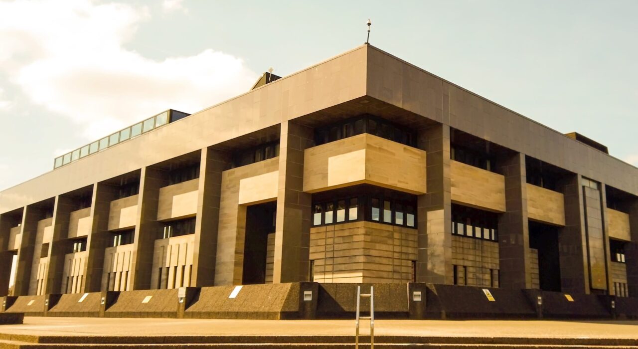 2 A Man jailed for hurling racist abuse and being violent against four Glasgow employees-min