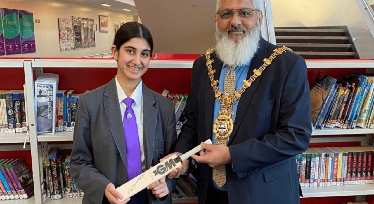 2 A Mayor of Blackburn surprises school pupil with a cricket bat signed by Ben Stokes-min