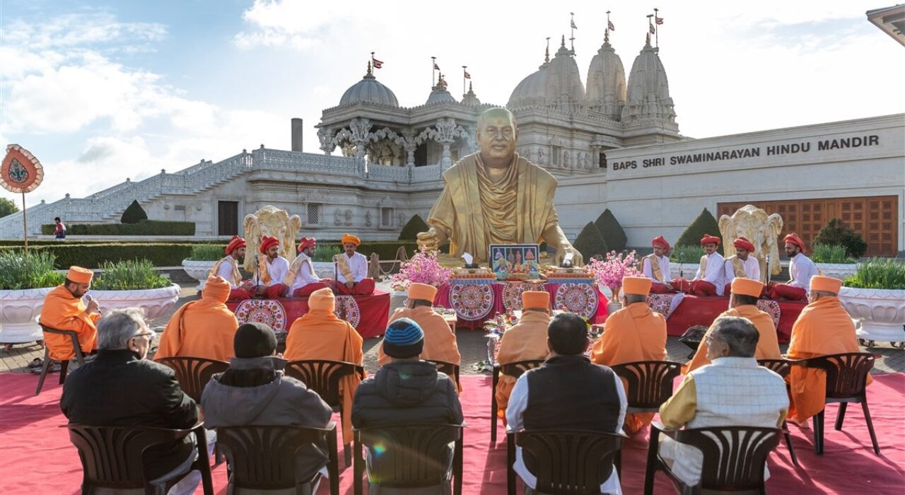 2 A New murtis of Shri Akshar-Purushottam Maharaj welcomed in a grand celebration at BAPS Shri Swaminarayan Mandir, London-min