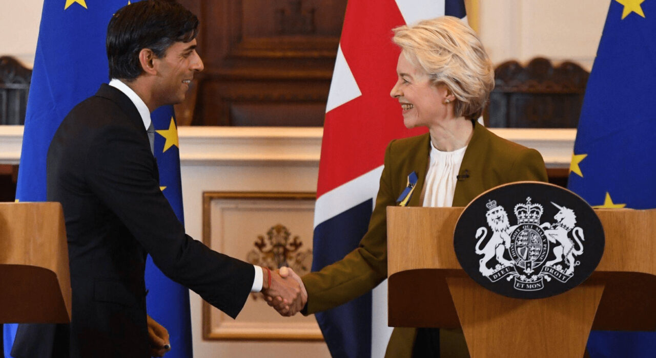 2 A PM Rishi Sunak and EU boss Ursula von der Leyen agree to enforce a new Brexit pact-min