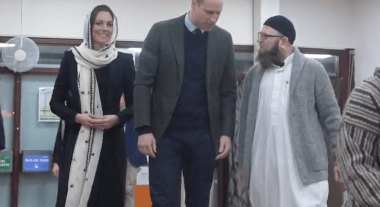 2 A Prince and Princess of Wales visit the Hayes Muslim Centre to appreciate their relief efforts-min