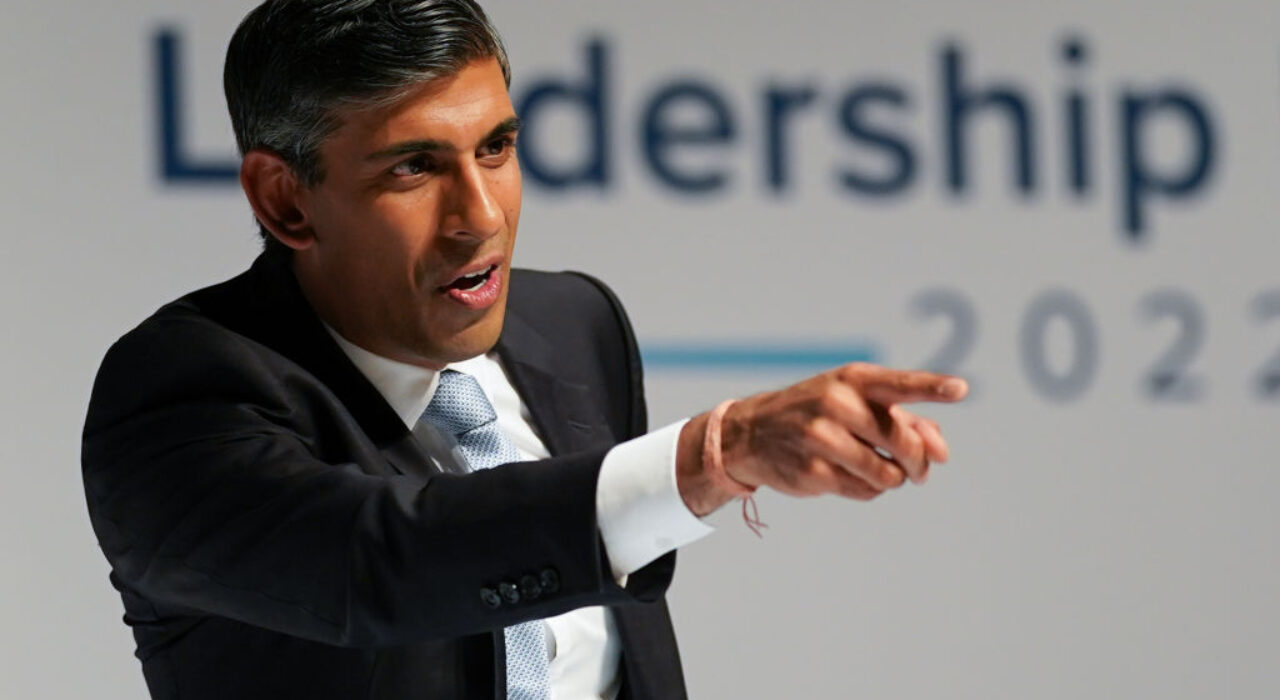 2 A Rishi Sunak reveals plans to cut energy costs by £200 for every household
