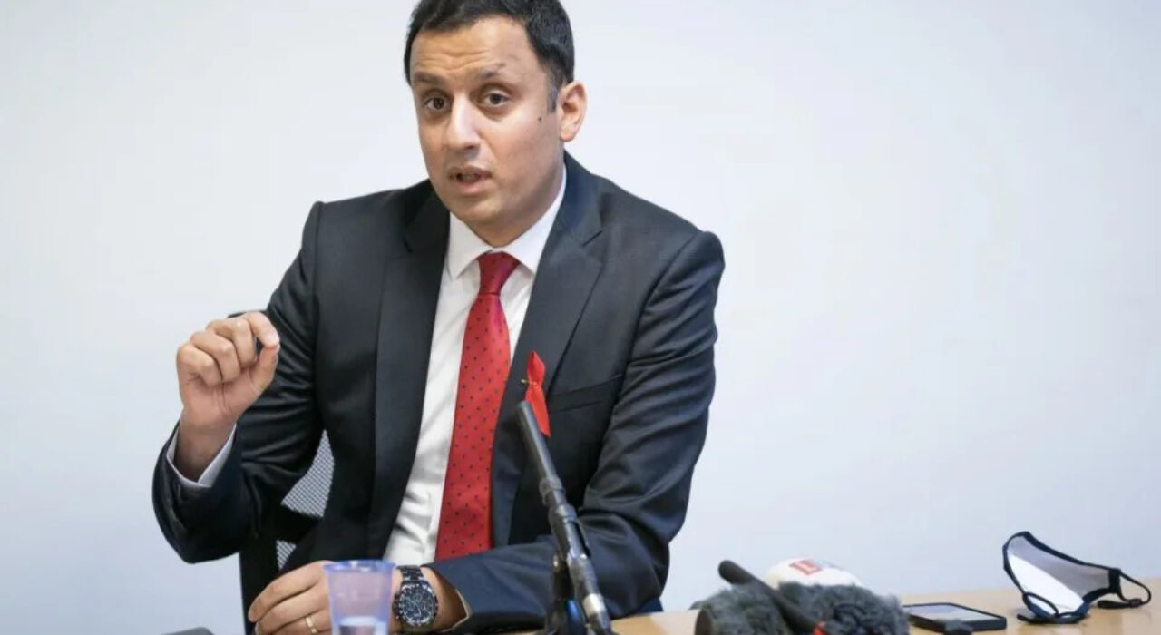 2-A-Scottish-Labour-leader-Anas-Sarwar-criticises-First-Minister-Humza-Yousaf-for-putting-independen