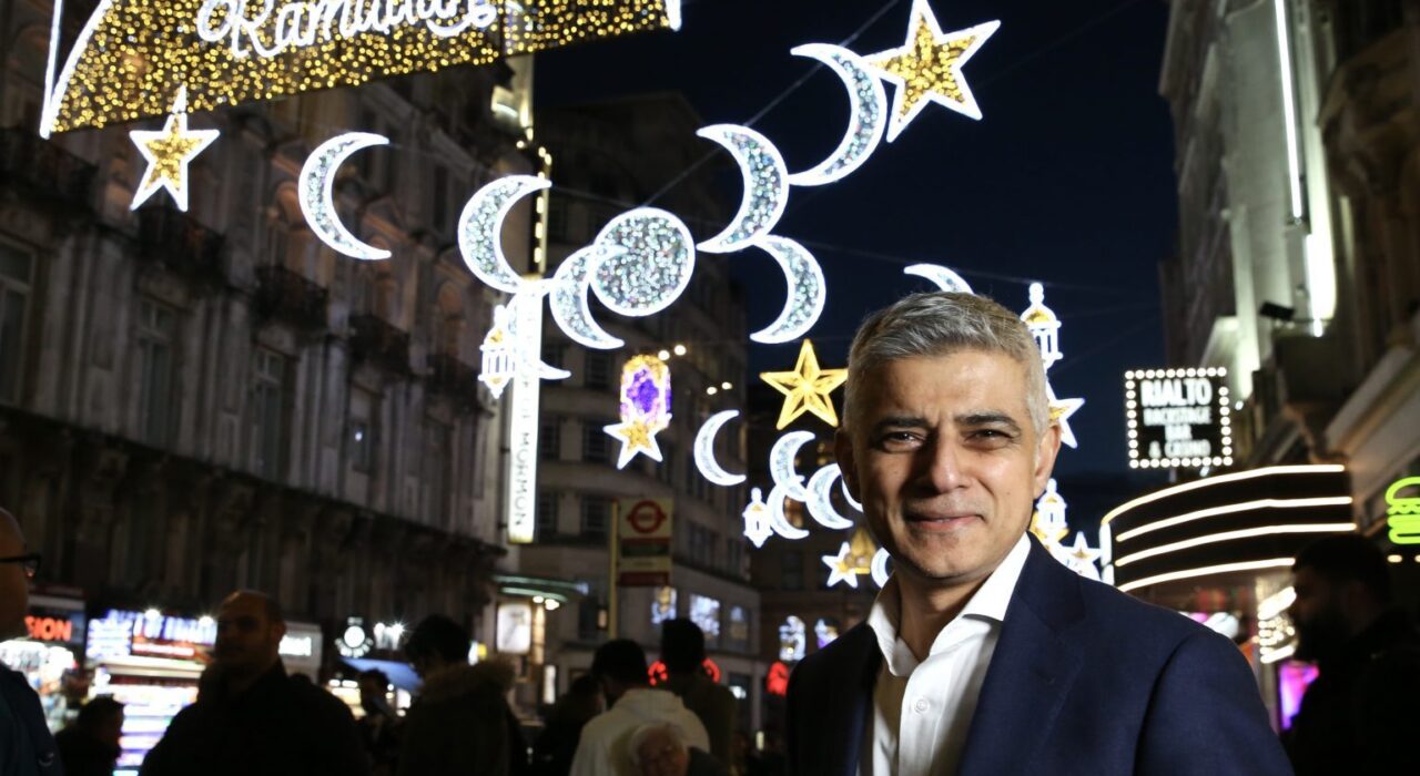 2 A The Mayor of London switches on the city’s first glistening Ramadan lights