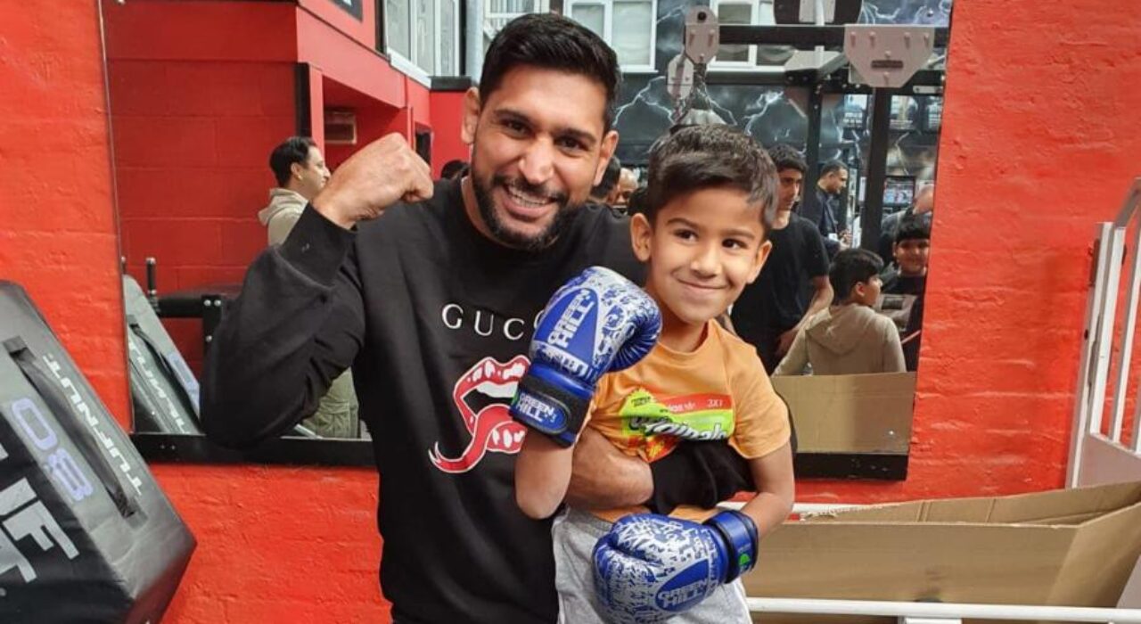 3 A Former boxing world champion Amir Khan surprises children at boxing gym