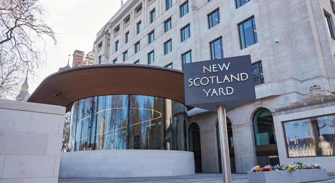 HXPW6C The New Scotland Yard headquarters on the Victoria Embankment in London, England United Kingdom UK