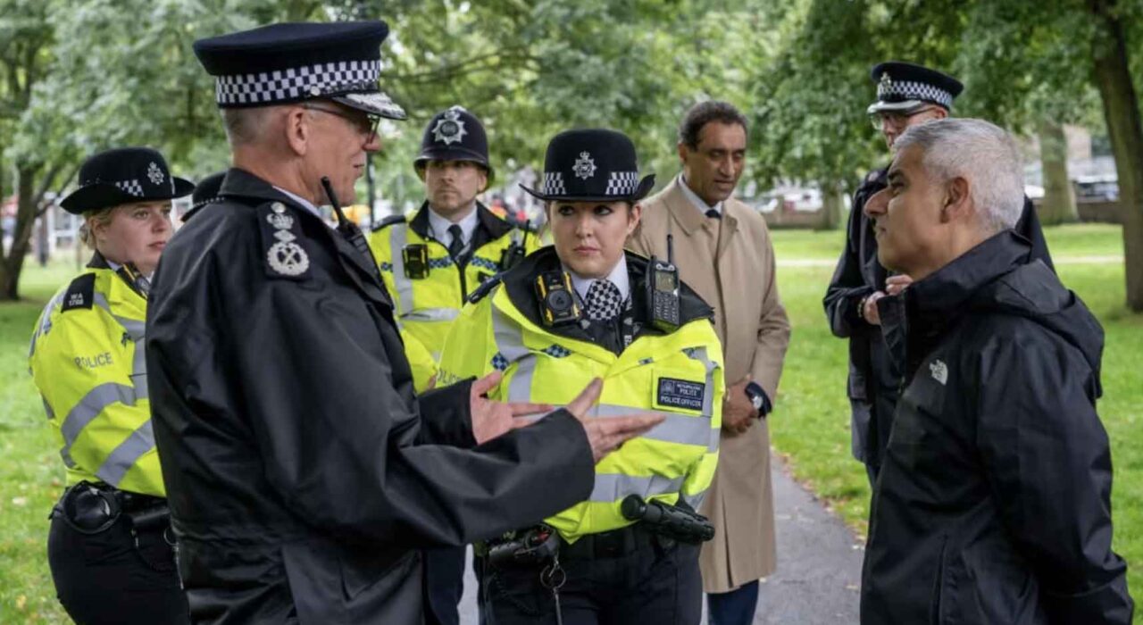 3 A Mayor and Met Commissioner convene landmark meeting with world-leading mobile phone companies to design out theft and robbery of smartphones