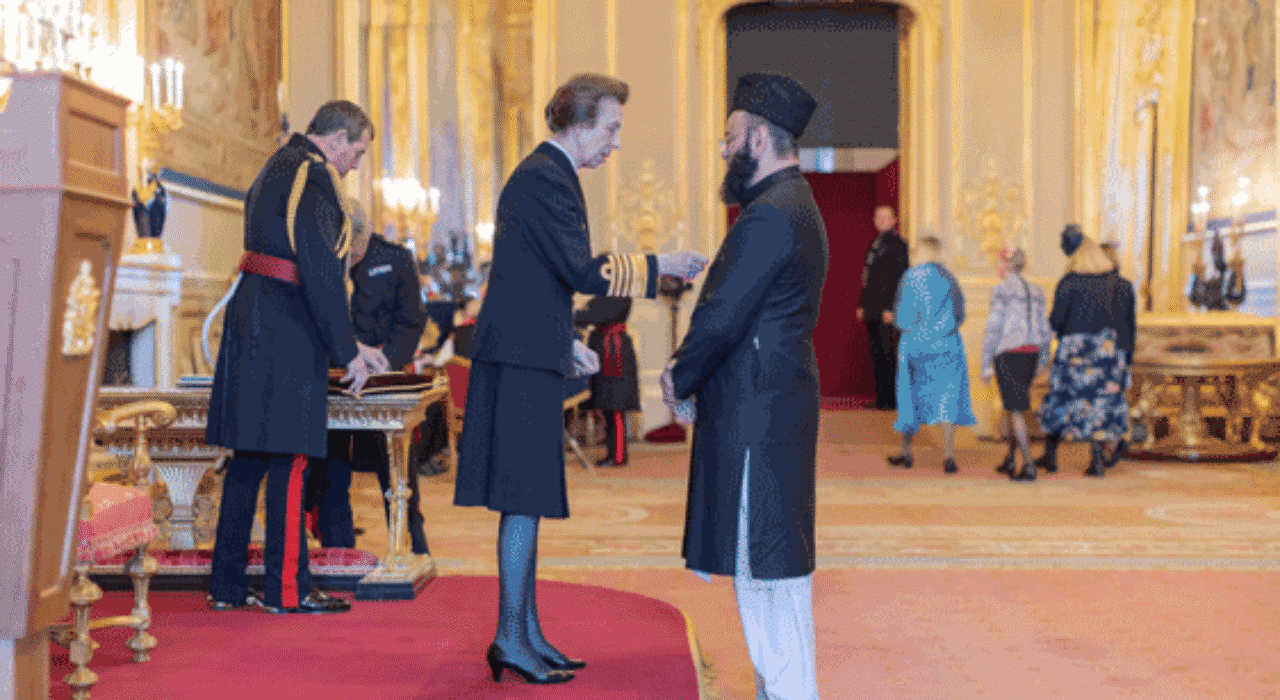 3-A-West-Midlands-Police-volunteer-chaplain-receives-MBE-medal