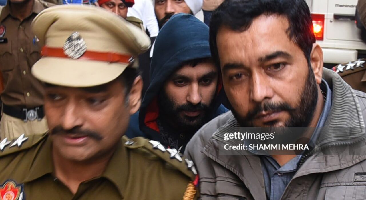 This photo taken on November 24, 2017 shows British Sikh man Jagtar Singh Johal (C) being escorted to a court in Ludhiana in India's northern Punjab state.
Johal, who has been accused of involvement in the killing of Hindu right-wing leaders in Punjab state, had been arrested on November 4 after arriving in India in early October for his marriage in Jalandhar, according to Indian media reports. / AFP PHOTO / Shammi MEHRA        (Photo credit should read SHAMMI MEHRA/AFP via Getty Images)